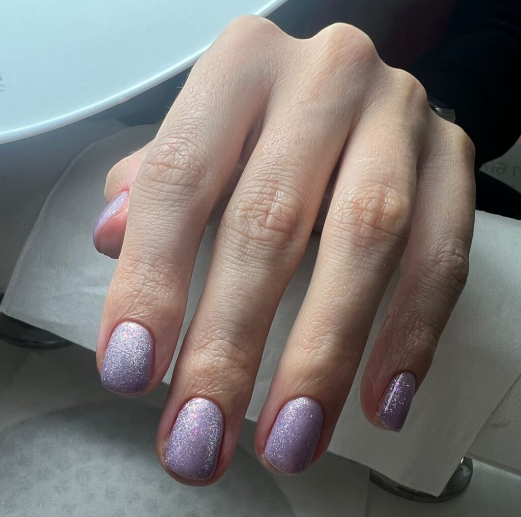 Violette Nägel mit Glitter Diamonds Kosmetik