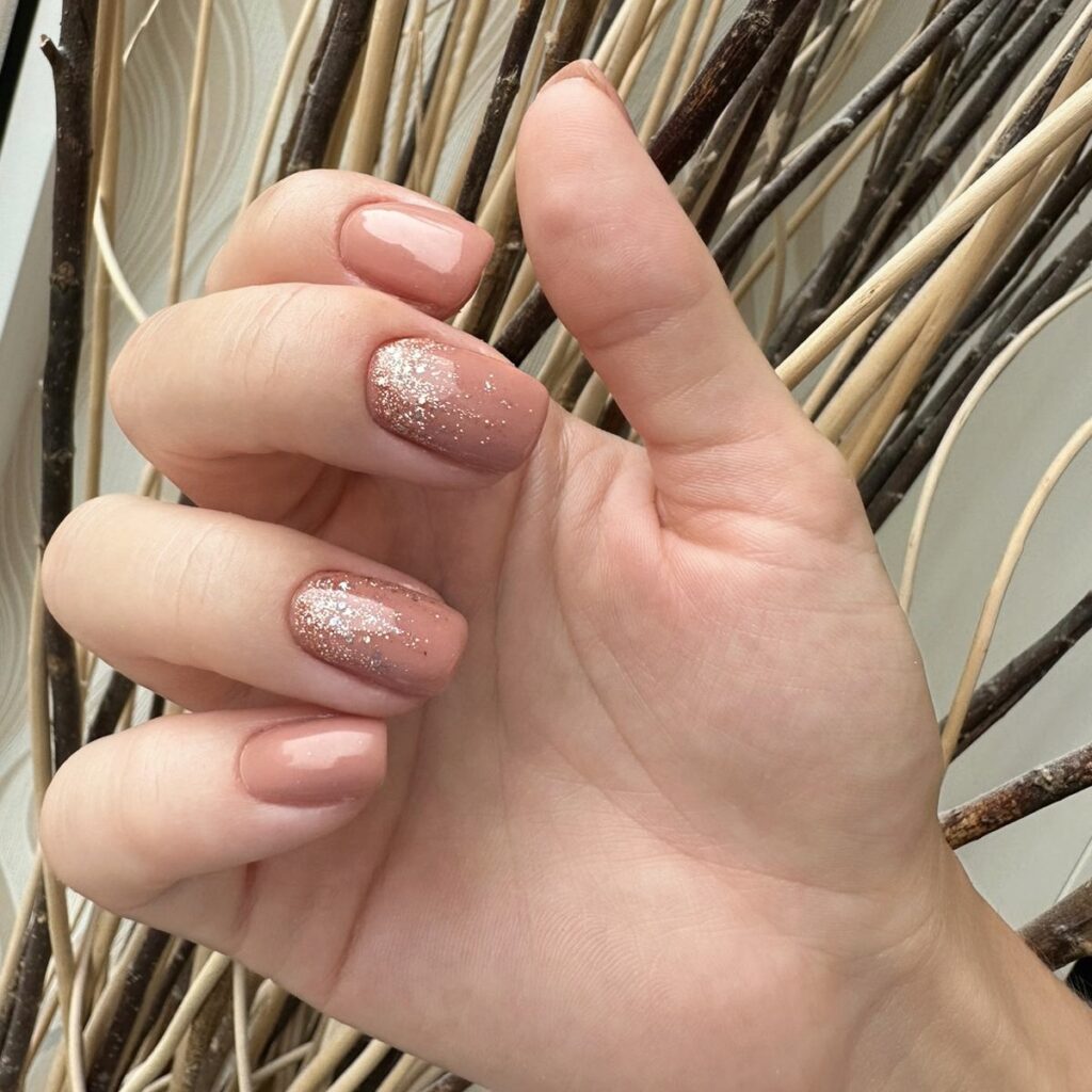 Nude Maniküre für kurze Nägel Herbst-Winter Kerpen Diamonds Kosmetik