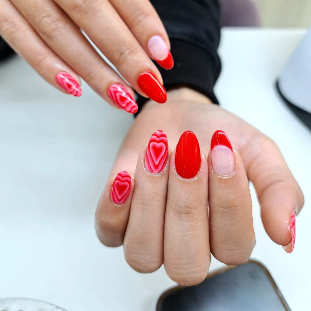 Rote French Nageldesign mit Herzen bestes Nagelstudio Kerpen